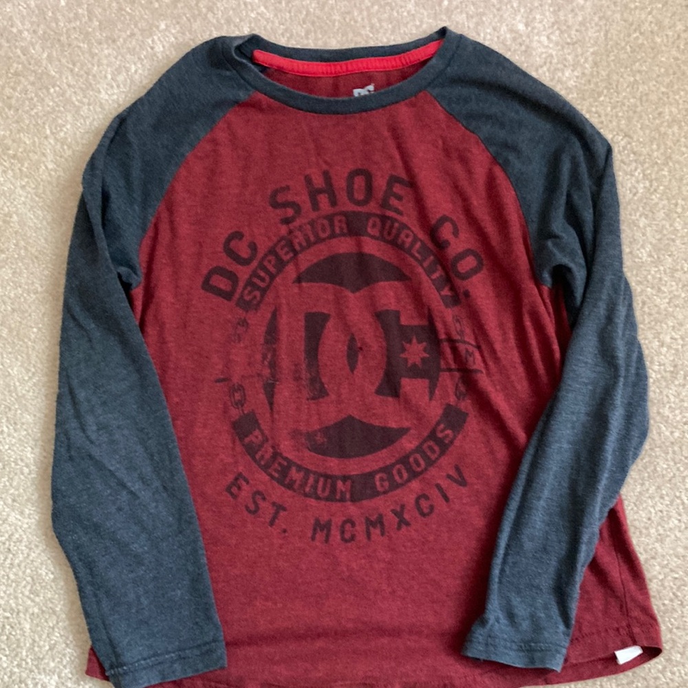 Boys DC long sleeve shirt, size youth small.